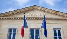 Décentralisation mairie avec drapeaux