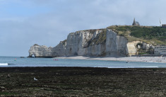 Loi littoral - Plage d'Étretat, face à la falaise droite, lors d'une journée ensoleillée.