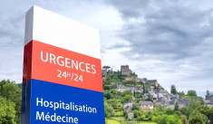 Un panneau de signalisation d'urgences médicales 24 heures sur 24 en zone rurale