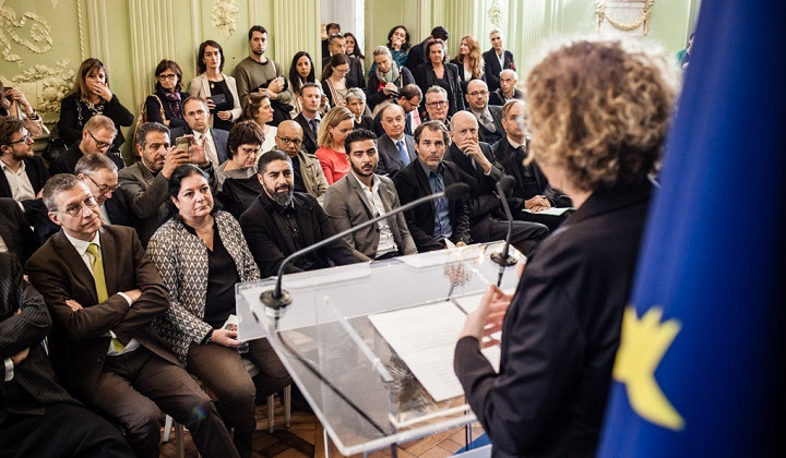 Muriel Pénicaud, ministre du Travail, accompagnée de Jean-Marie Marx, Haut-commissaire aux compétences et à l’inclusion par l’emploi, et d’Éric Kayser, Président du jury, dévoile le 6 novembre 2018 le nom des premiers lauréats de l’appel à projets « 100 % inclusion – La fabrique de la remobilisation », lancé le 4 juin 2018,